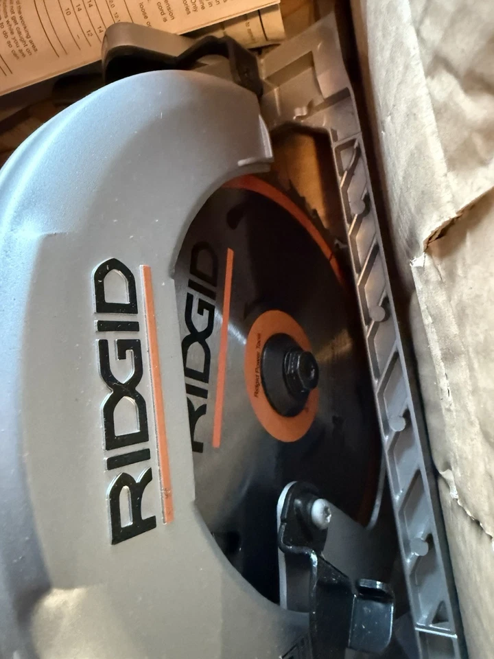 Serra circular rígida R32021 7 1/4 polegadas. Caixa aberta - Imagem 3 de 4