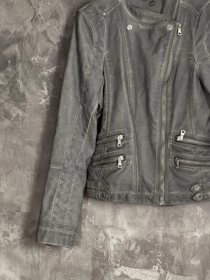 Chaqueta Gris Glamour Cuero Sintético Cremallera Abstracta Avant Garde Años 00 De Colección Foto 4 de 4