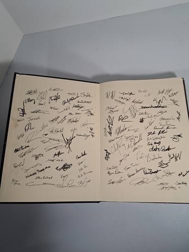 Dragon Age Origins Collector's Edition Signed Hardcover Strategy Guide - Bild 4 von 4