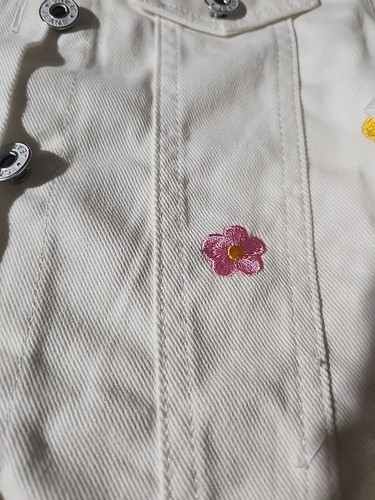 Girls White Jean Embroidered Flowers On Front Childs Girl SZ 7 NWOT - Picture 2 of 10