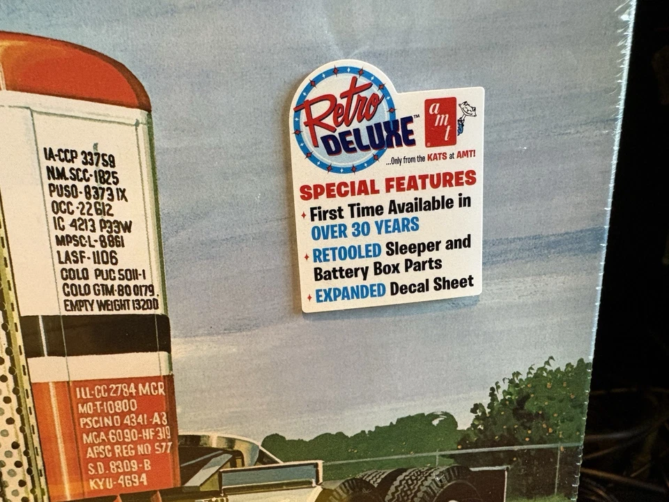 AMT Kenworth W925 Conventional Semi Tractor - Plastic Model Truck Kit - 1/25 NIB - Image 3 of 4