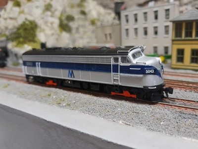 N Scale Rapidotrains EMD FL9 Metro North #5043 DCC Vitrinenmodell