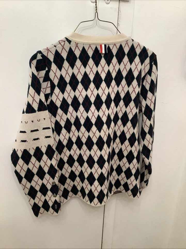 Cardigã masculino Thom Browne bege/marinho argila 100% cashmere ponta gola V tamanho 2 - Imagem 2 de 4