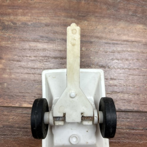 ERTL 1/16 International 682 Cub Cadet Lawn & Garden Tractor W/ Blade & Trailer - Picture 14 of 14