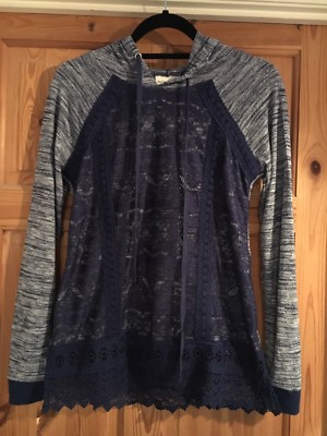 Brandneu mit Etikett Belle du Jour Damen hübsches marineblau/blaues Oberteil mit Spitzendetail und Kapuze Größe S
