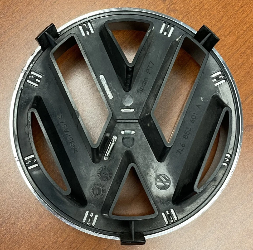 Оригинальная передняя эмблема 2004-2007 VW Touareg & 2009-2014 VW Routan 7L6853601A - Изображение 3 из 4