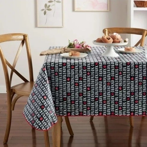Way to Celebrate Valentine's Day XO Lips Hearts 60x84in PEVA Vinyl Tablecloth - Picture 3 of 5