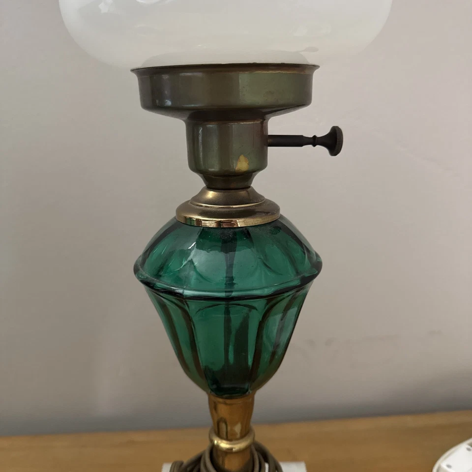 Base de mármol/lámparas estilo aceite ballena vidrio verde latón con tono marfil pintado a mano Foto 3 de 4