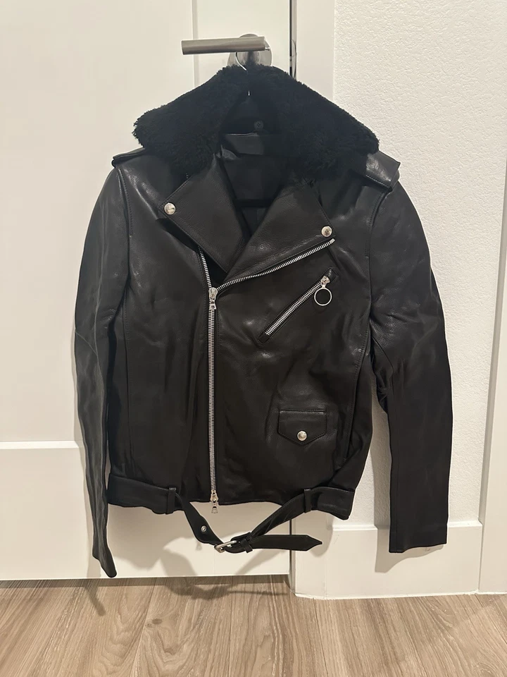 Chaqueta de motociclista de cuero Araki Acne Studios con cuello de piel de oveja desmontable talla 46 Foto 2 de 4