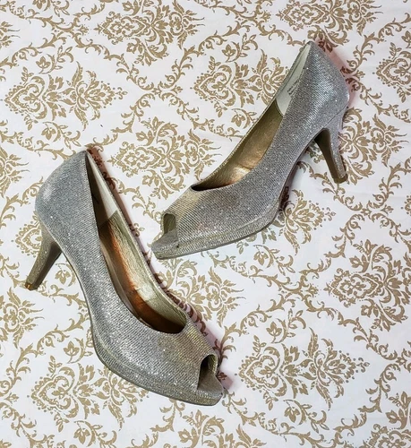 KELLY & KATIE Size 8.5M Silver/Gold Sparkle Classic 3 1/2" Covered Heels Peeptoe