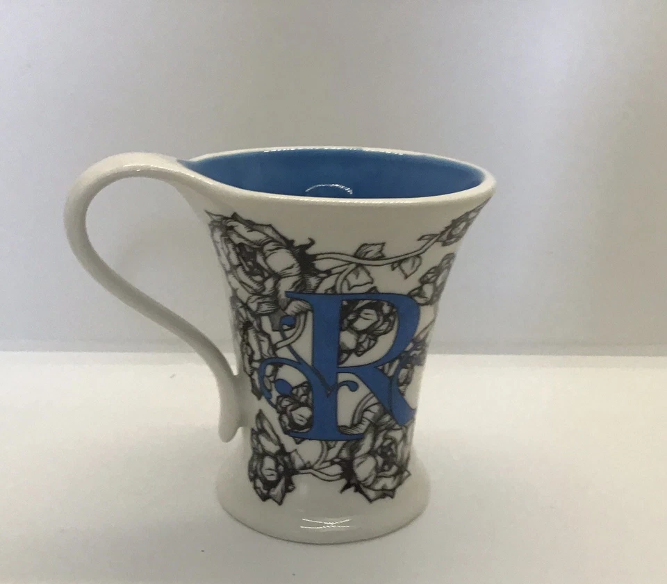 Hermosa taza de café floral azul con monograma R Foto 2 de 4