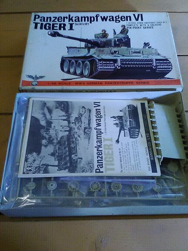Bandai Tiger 1 tank model kit New no.8225-350 in 1/48 scale German army - Picture 6 of 7