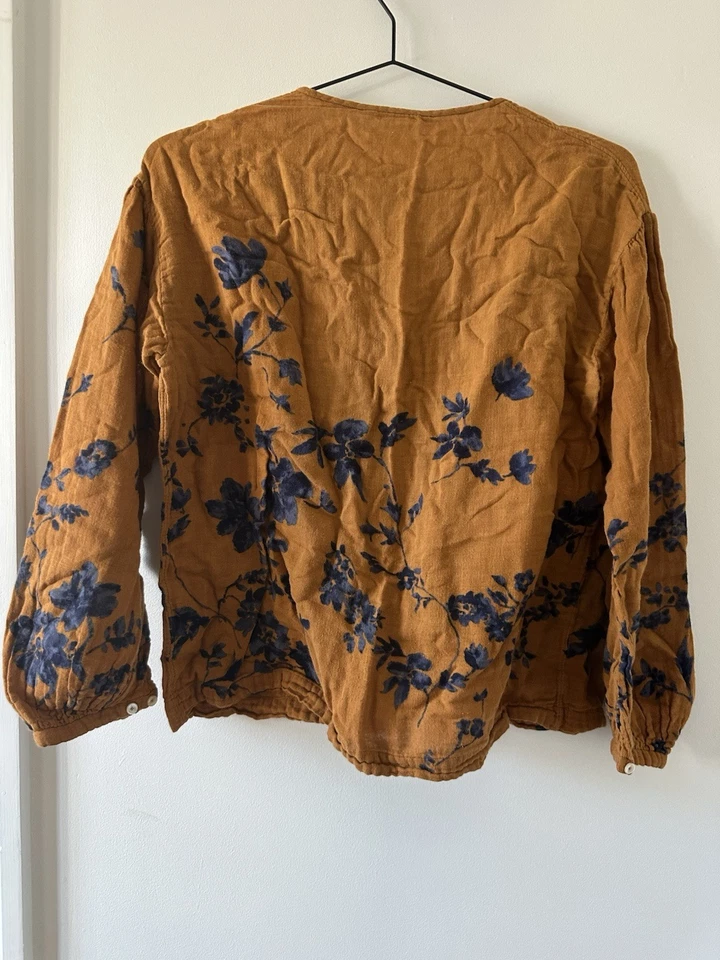 Top 45 rpm teñido índigo, patrón floral teñido de plantas, algodón Mabigu, ajuste relajado Foto 3 de 4