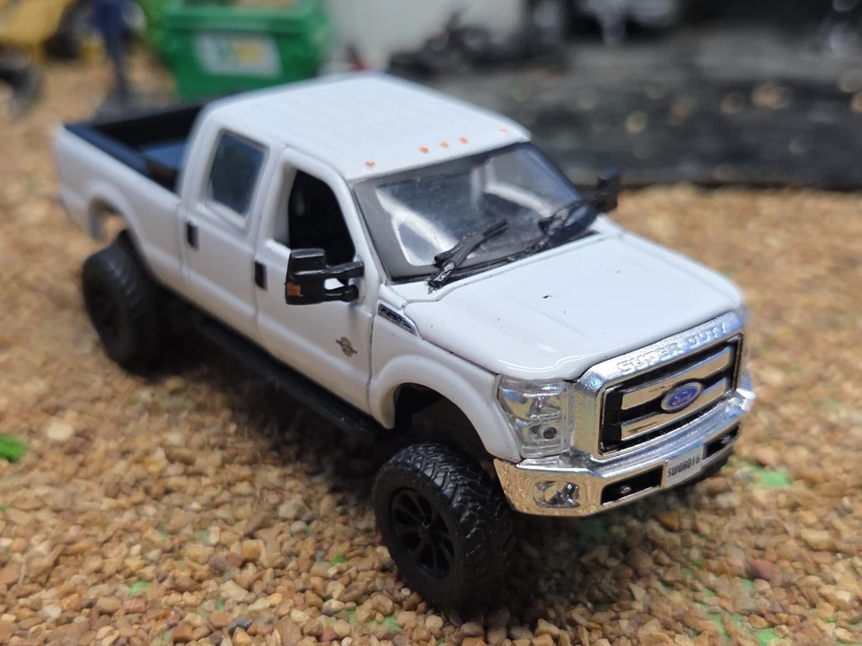 Camión agrícola Lariat 2016 personalizado Ford 6,7 F250 4x4 1/64 Greenlight enganche y remolque Ertl Foto 4 de 4