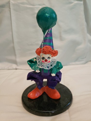 Estatuilla de payaso vintage de papel maché colorido cuello de encaje sosteniendo globo México - Imagen 1 de 6
