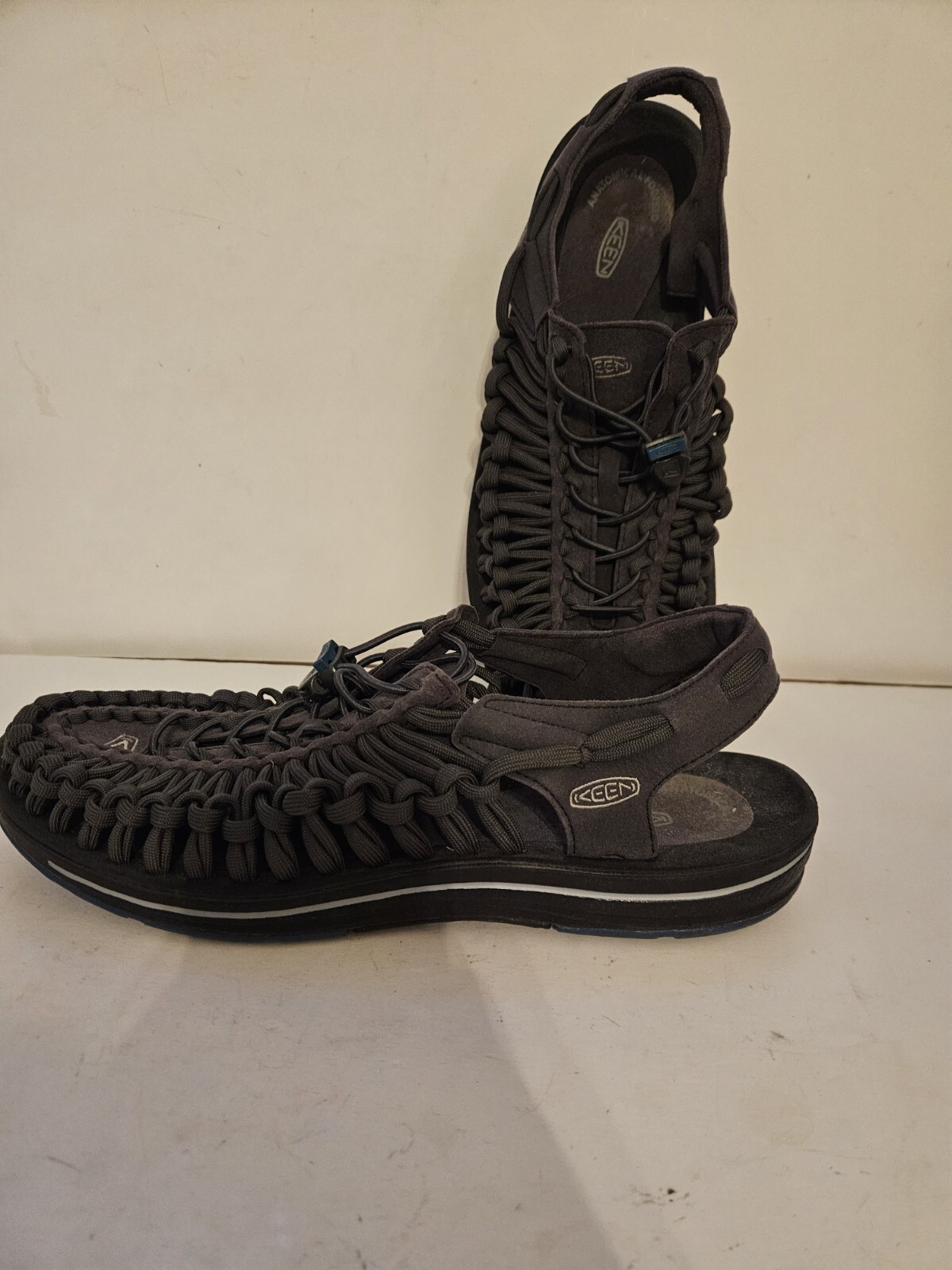 EUC KEEN UNEEK sandali uomo taglia 12 M classici 2 corde grigio grigio magnete nero