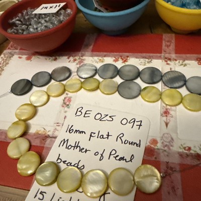 2 Strands Mother Of Pearl Round Flat Beads: 8 16mm Lt Grey, 15 14mm Lt Green