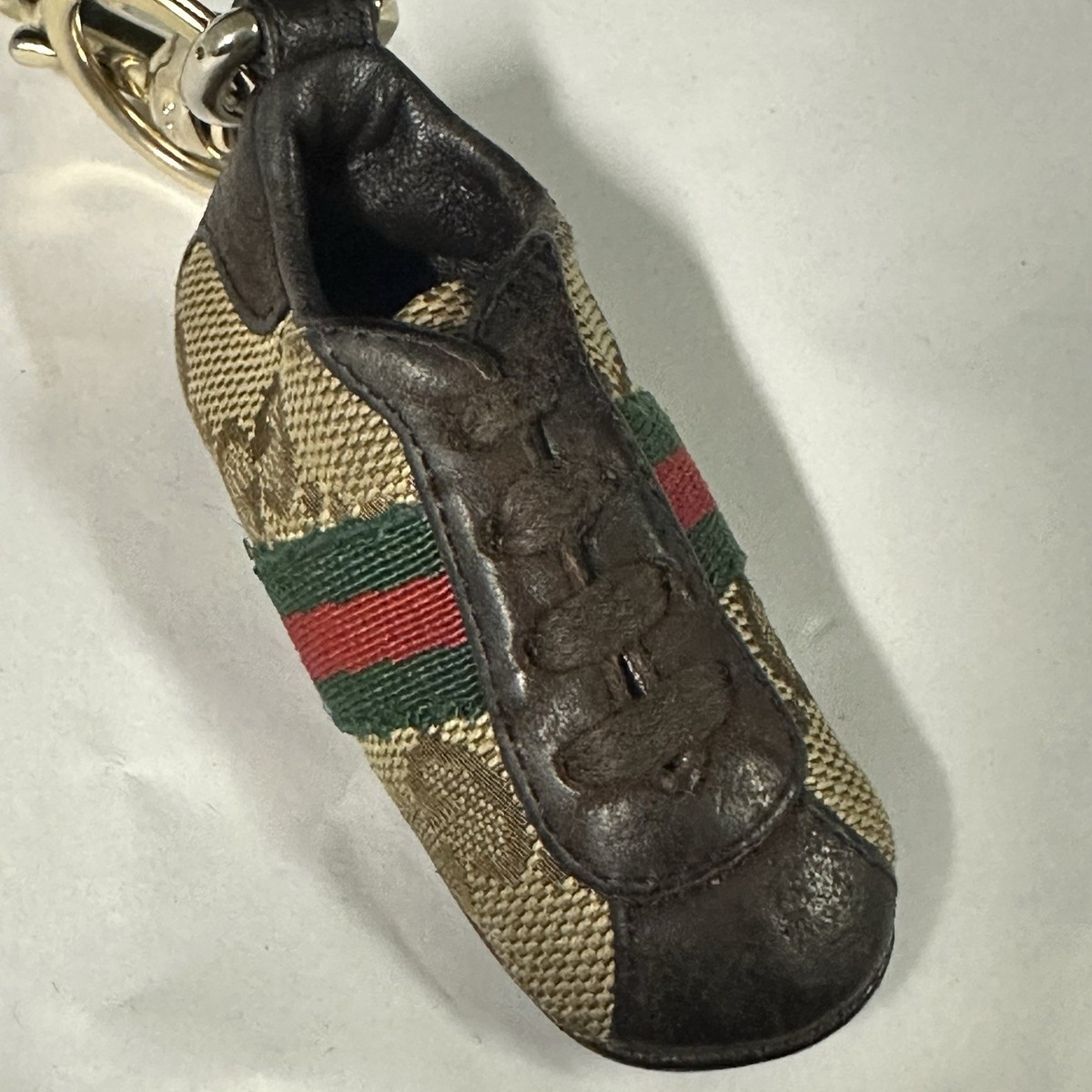 GUCCI キーホルダー スエード ブラウン GUCCI グッチ シューズ スニーカー キーホルダー バッグチャーム