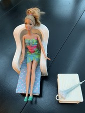 Vintage Barbie Puppe von 1999 Im ausziehbaren Sessel mit Beistelltisch