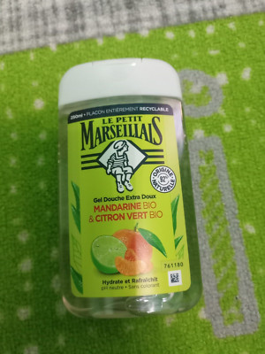 Le Petit Marseillais Extra Gentle Shower Mandarin & Lime Organic with neutral PH