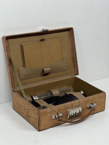 Beautiful vintage Art Deco faux crocodile leather suitcase with vanity fittings - Picture 14 of 19