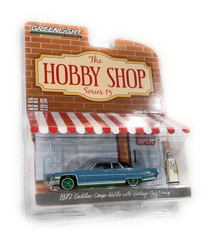 Greenlight 1:64 1972 Cadillac Coupe deVille with Vintage Gas Pump 97130-A chase - Picture 2 of 5