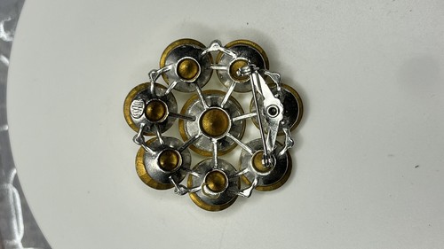 Broche prendedor vintage de diamantes de imitación blanco años 60 amarillo sobre metal tono plata FIRMADO - Imagen 3 de 6