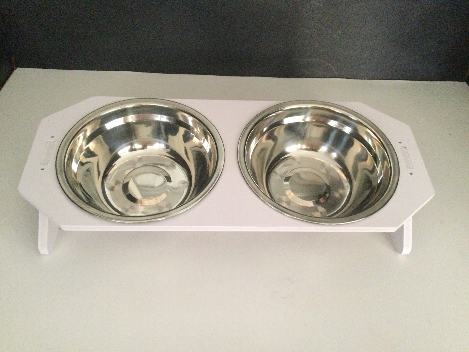 Stand White With 2 Stainless Steel Bowls