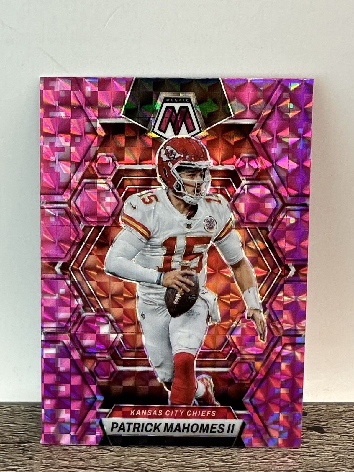 2023 PANINI MOSAIC (#109) PATRICK MAHOMES II CAMO PINK MOSAIC PRIZM CHIEFS