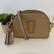 MARC JACOBS Shutter Small Camera Bag M0015468 Dirty Chai Tan Camel beige leather