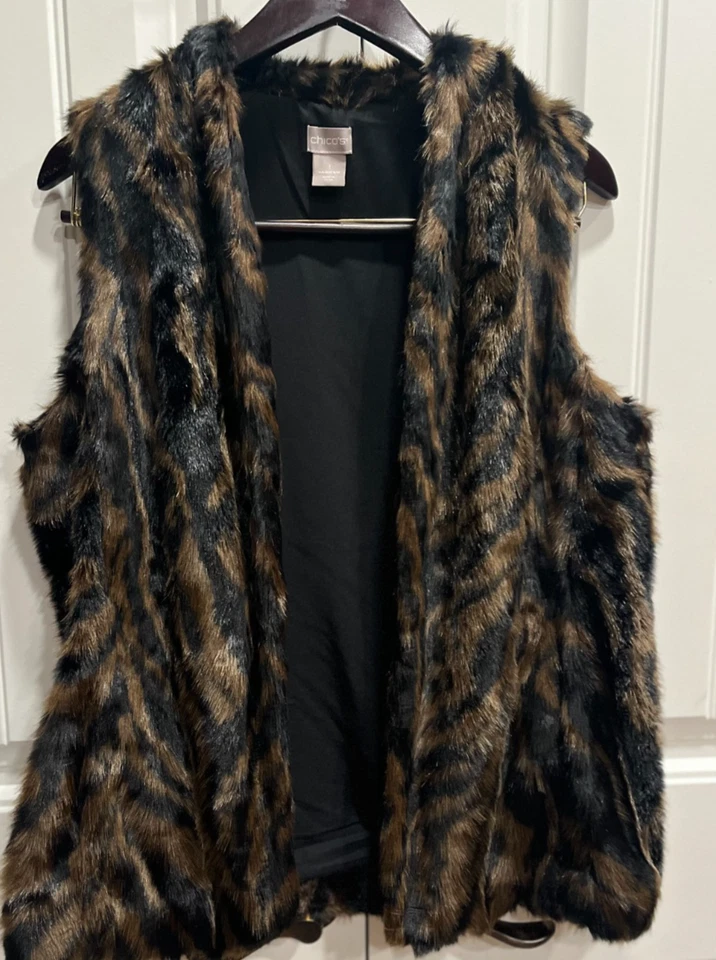 Mujeres Talla 1 EE. UU. 8-10 (M) Chico's Chaleco de Piel Sintética Oscuro Estampado Animal Artístico Rodeo Listo Foto 3 de 4