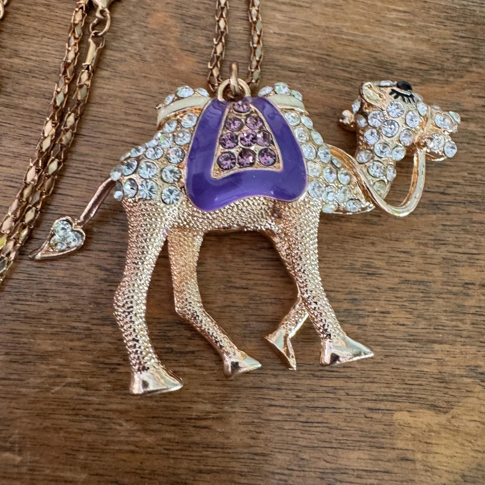 Betsey Johnson Esmalte Púrpura, Púrpura y Transparente Multi Facetado Estrás Camel Ne Foto 2 de 4