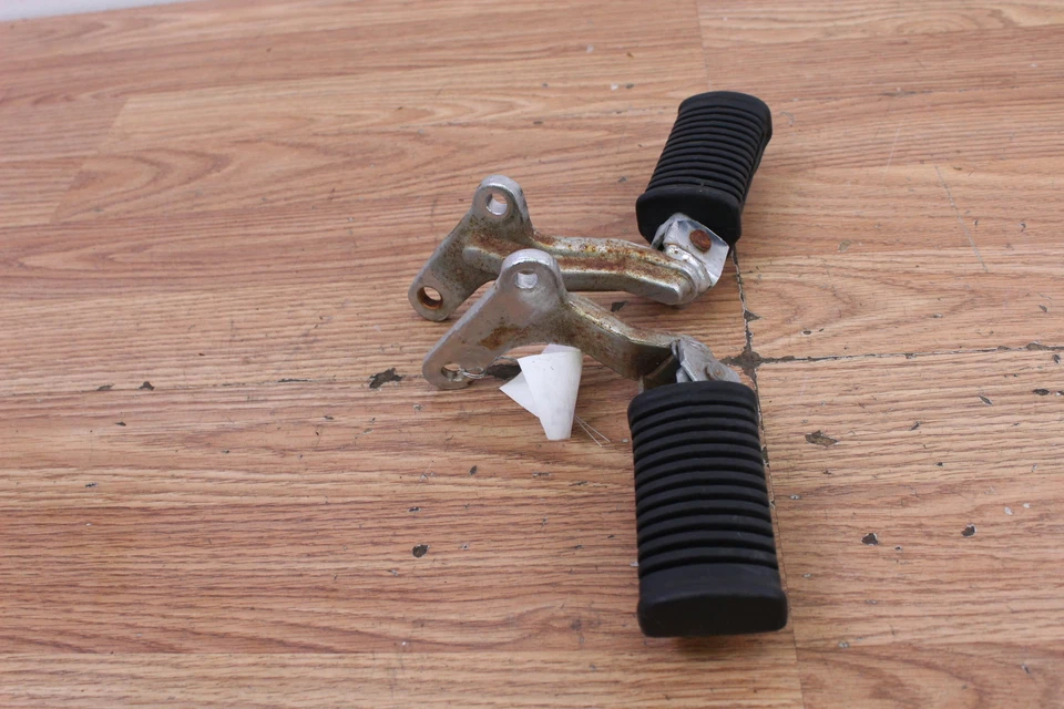 Suzuki GS450L 1983 estriberas delanteras izquierda y derecha con soportes - par Foto 4 de 4