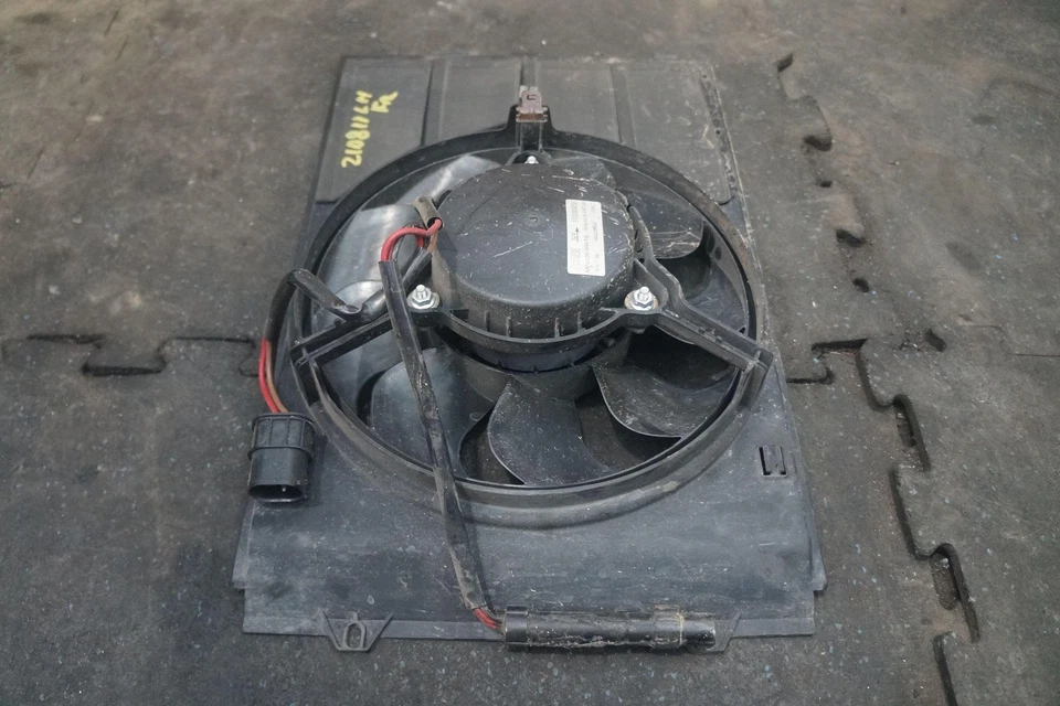 Двигатель вентилятора охлаждения левого электрического радиатора 99662403701 от оригинального производителя Porsche 911 996 2003 - Изображение 2 из 4