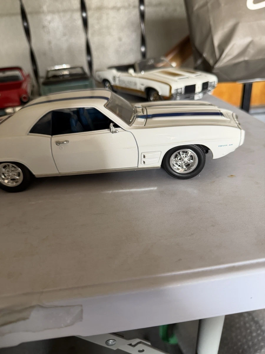 Road Signature Pontiac 1:18 Scale Diecast & Toy Vehicles for sale
