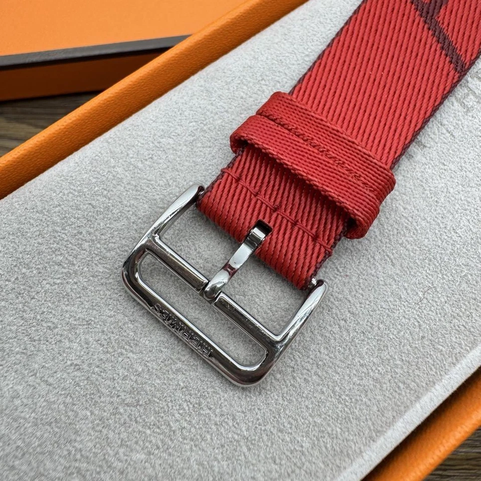 Hermes Jumping Rouge Nylon para Apple Watch 42mm/44mm Usado Foto 3 de 4