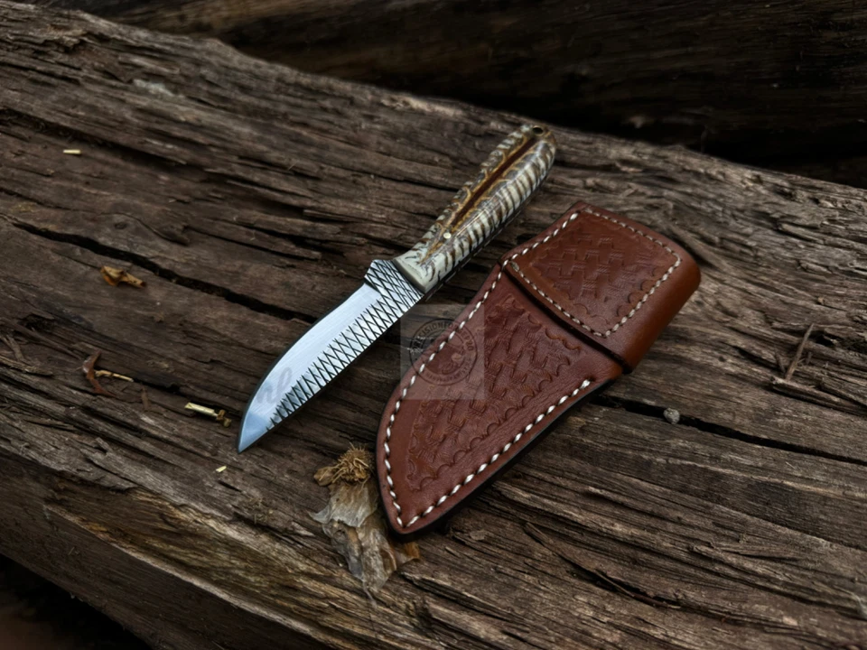 Cuchillo de vaquero de acero raspado hecho a mano con mango de piña y funda de cuero fino Foto 2 de 4