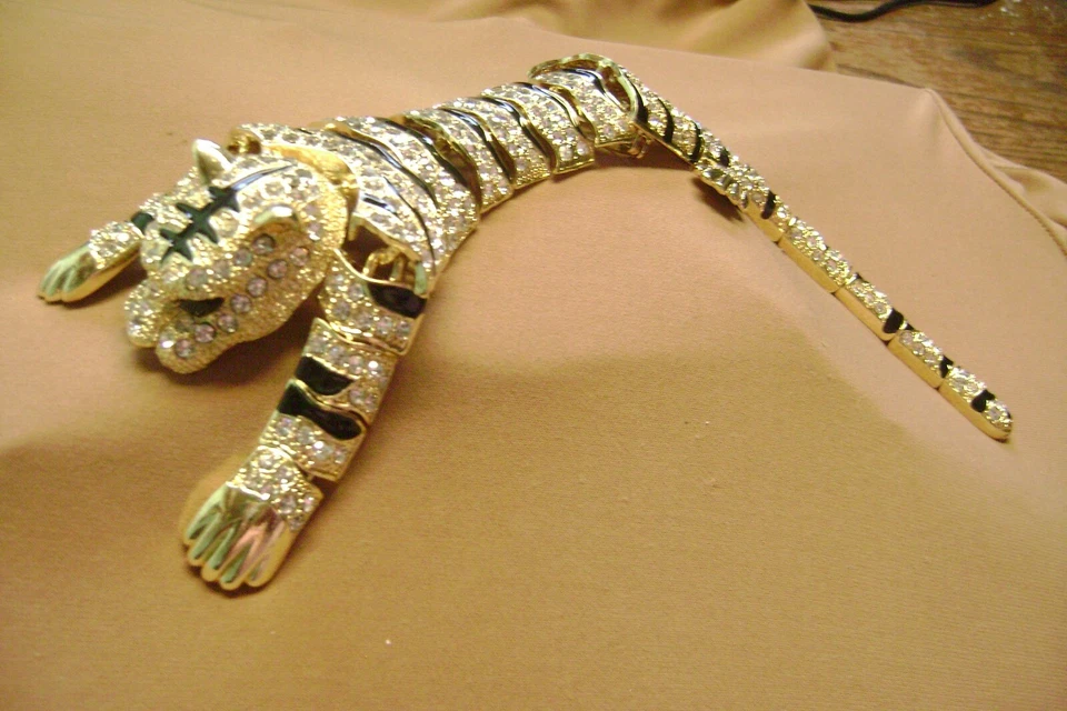 PRECIOSO BROCHE GRANDE 10.5" ARTICULADO ESTRÁS AGACHADO TONO DORADO TIGRE