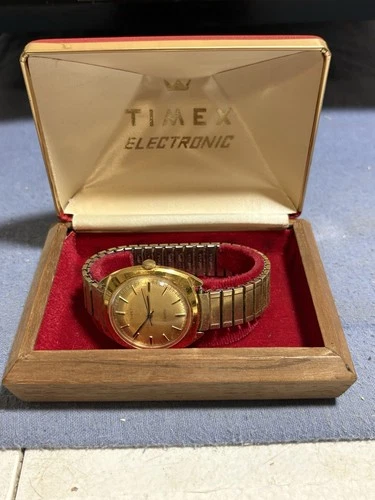 Vintage TIMEX Electric Watch w/Expandable Band and Display Case
