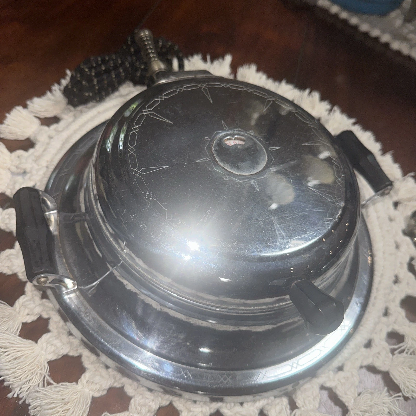 K-M Co. Vntg Chrome Waffle Maker Belleville, ILL, U.S.A. Works Vintage Retro A6