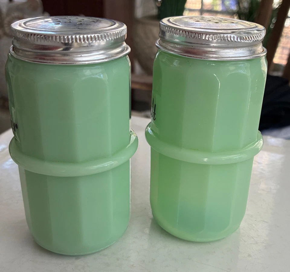 Rare Green Jadeite Depression Style Glass Salt & Pepper shakers - Image 2 of 4