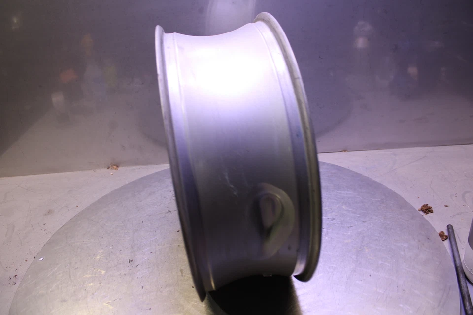 2001 Triumph Daytona 955i Rear Wheel Rim Straight Foto 4 de 4