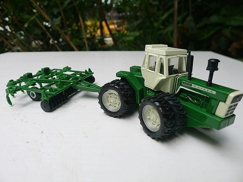 1/64 Ertl OLIVER 2655 Tractor W/ Mulch Ripper - Picture 4 of 11