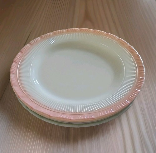4-Macbeth Evans Cremax Pastel Dinner Plates Milk Glass Scalloped Rim PRETTY🍽 - Picture 5 of 9