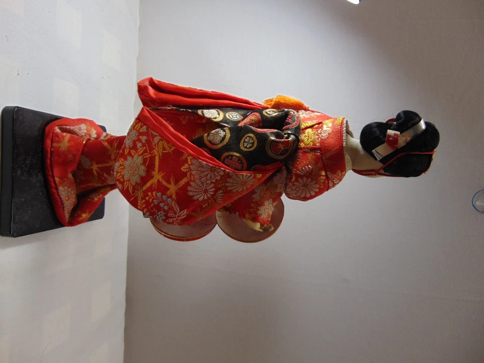 Muñeca Geisha Japonesa con Sombreros en Kimono 15" Sobre Base Madera Negra Falta Sombrero Foto 3 de 4