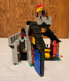 LEGO 10000 LEGEND: Guarded Inn (original 6067) - 100% w/box & manual