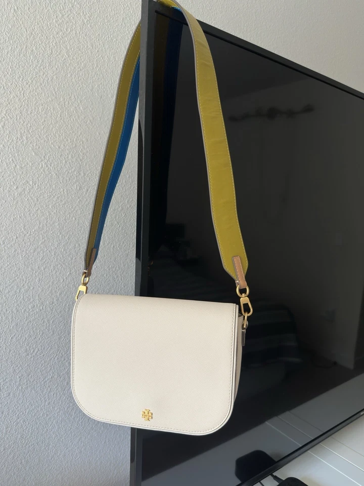 Bolsa clutch Tory Burch couro creme branco com listra azul amarela - Imagem 2 de 4
