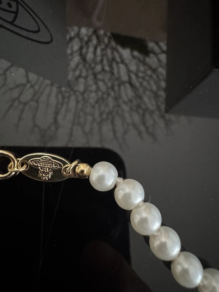 VIVIENNE WESTWOOD MINI BAS RELIEF PEARL CHOKER ORB PENDANT NECKLACE - Immagine 4 di 4