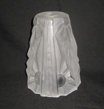 Ancienne tulipe art déco en verre épais moulé-pressé signée J Mouynet