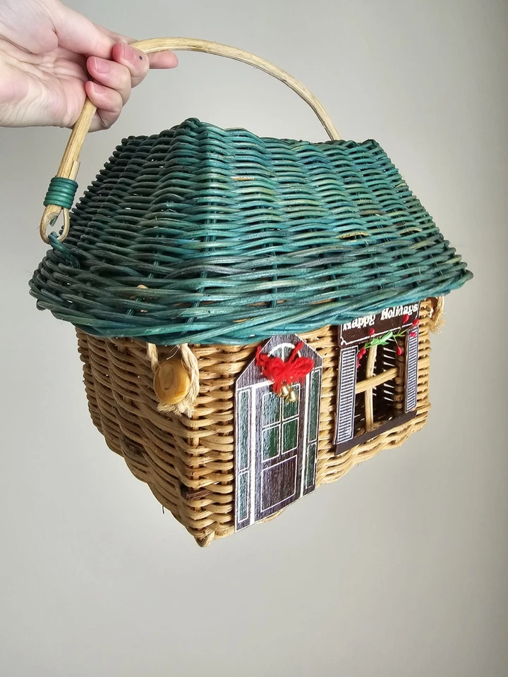 Bolso de mano vintage de mimbre con figura de cabaña de Navidad. Cartera caprichosa para niños Foto 3 de 4